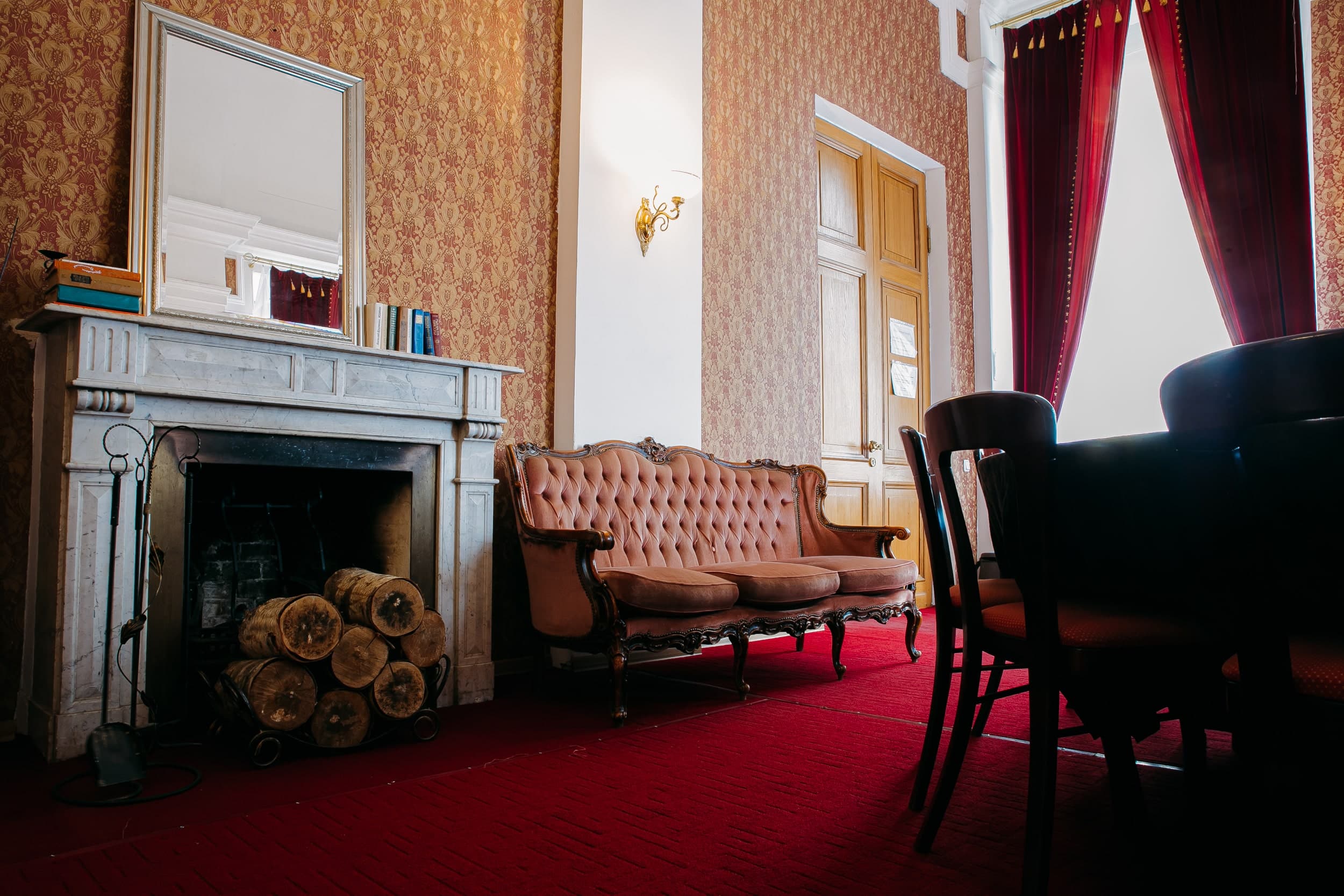 Каминный зал